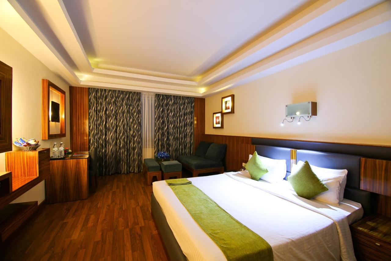Gokulam Park Hotel Kochi Exterior foto