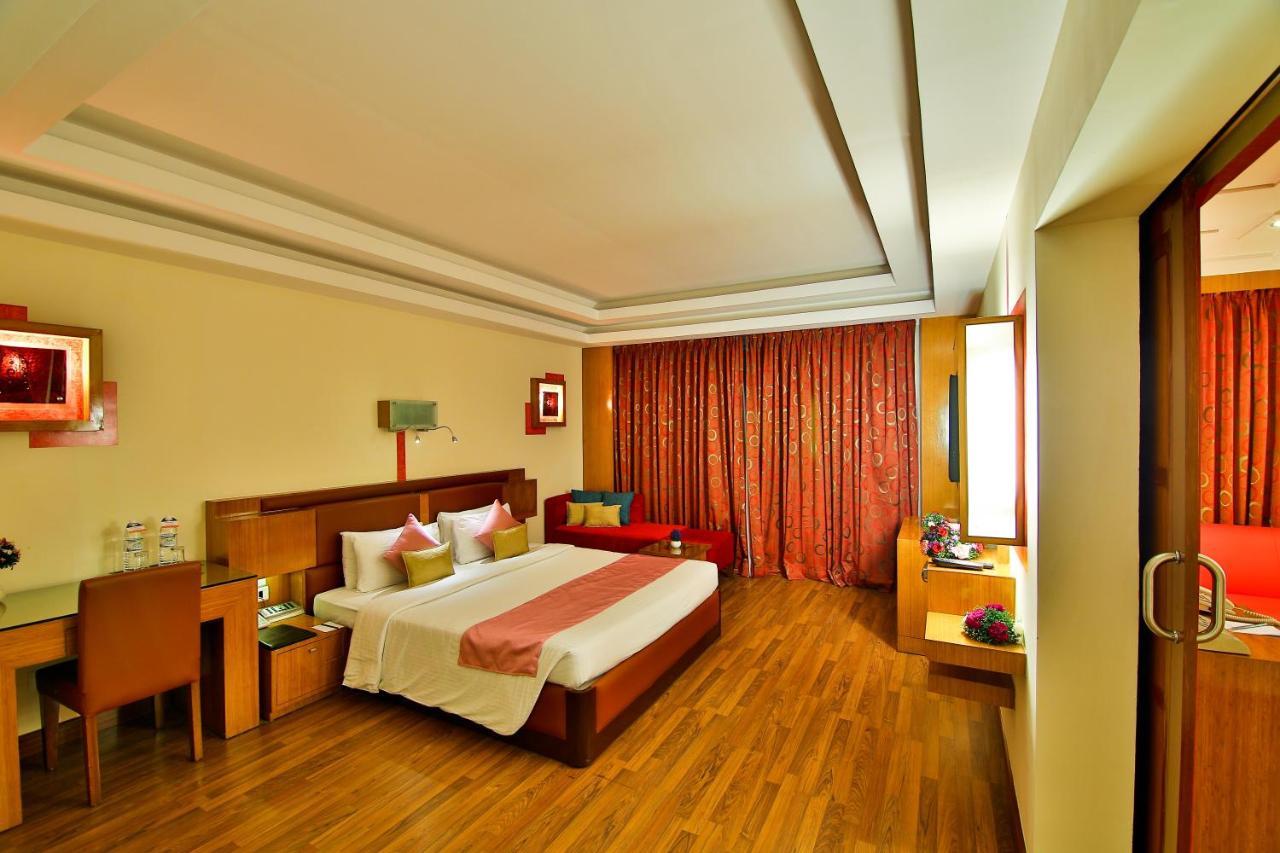 Gokulam Park Hotel Kochi Exterior foto