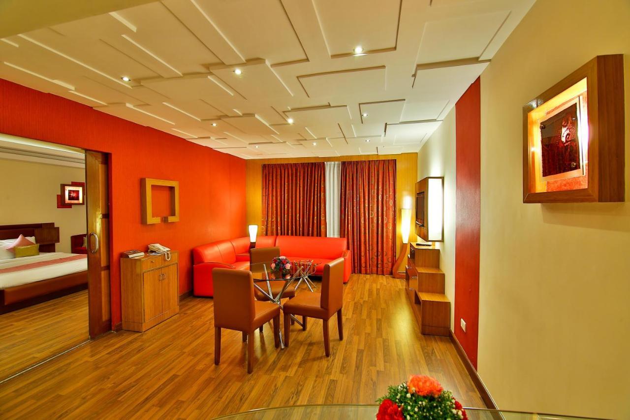 Gokulam Park Hotel Kochi Exterior foto