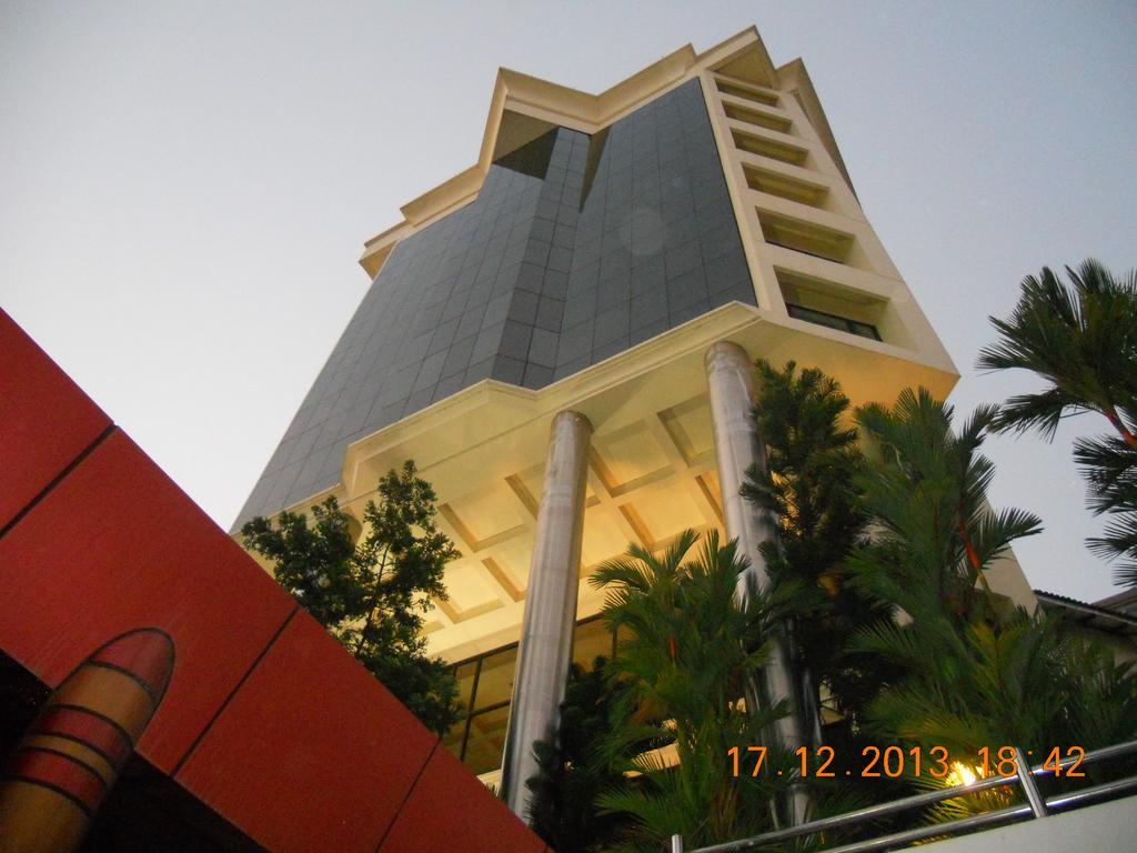 Gokulam Park Hotel Kochi Exterior foto