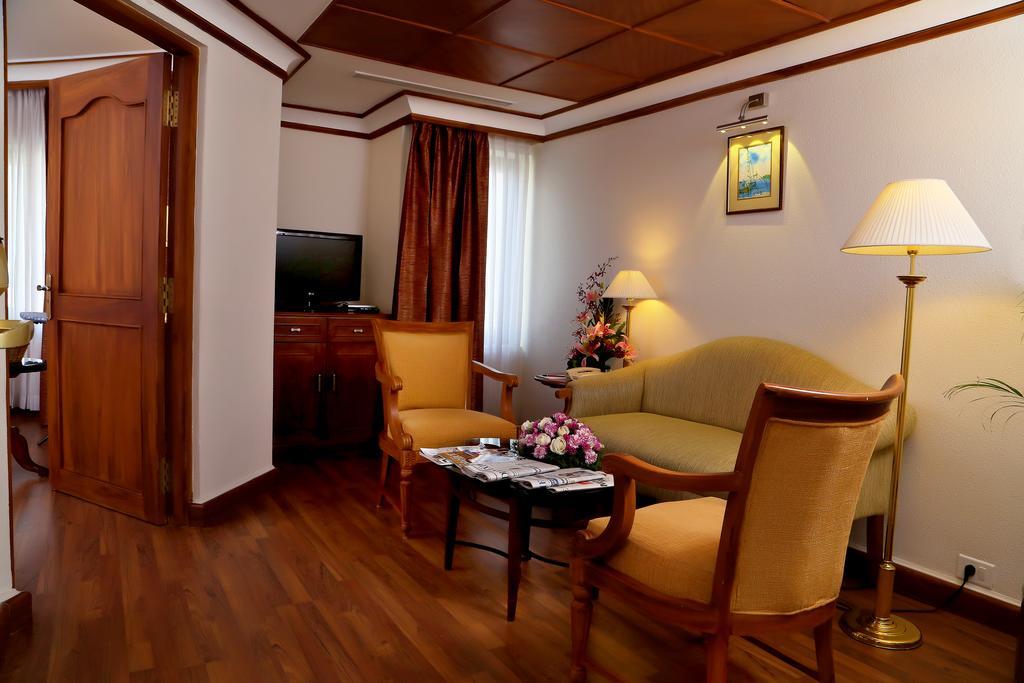 Gokulam Park Hotel Kochi Exterior foto