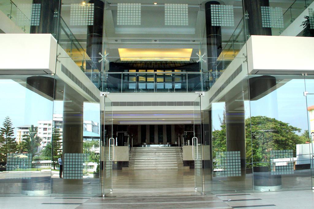 Gokulam Park Hotel Kochi Exterior foto