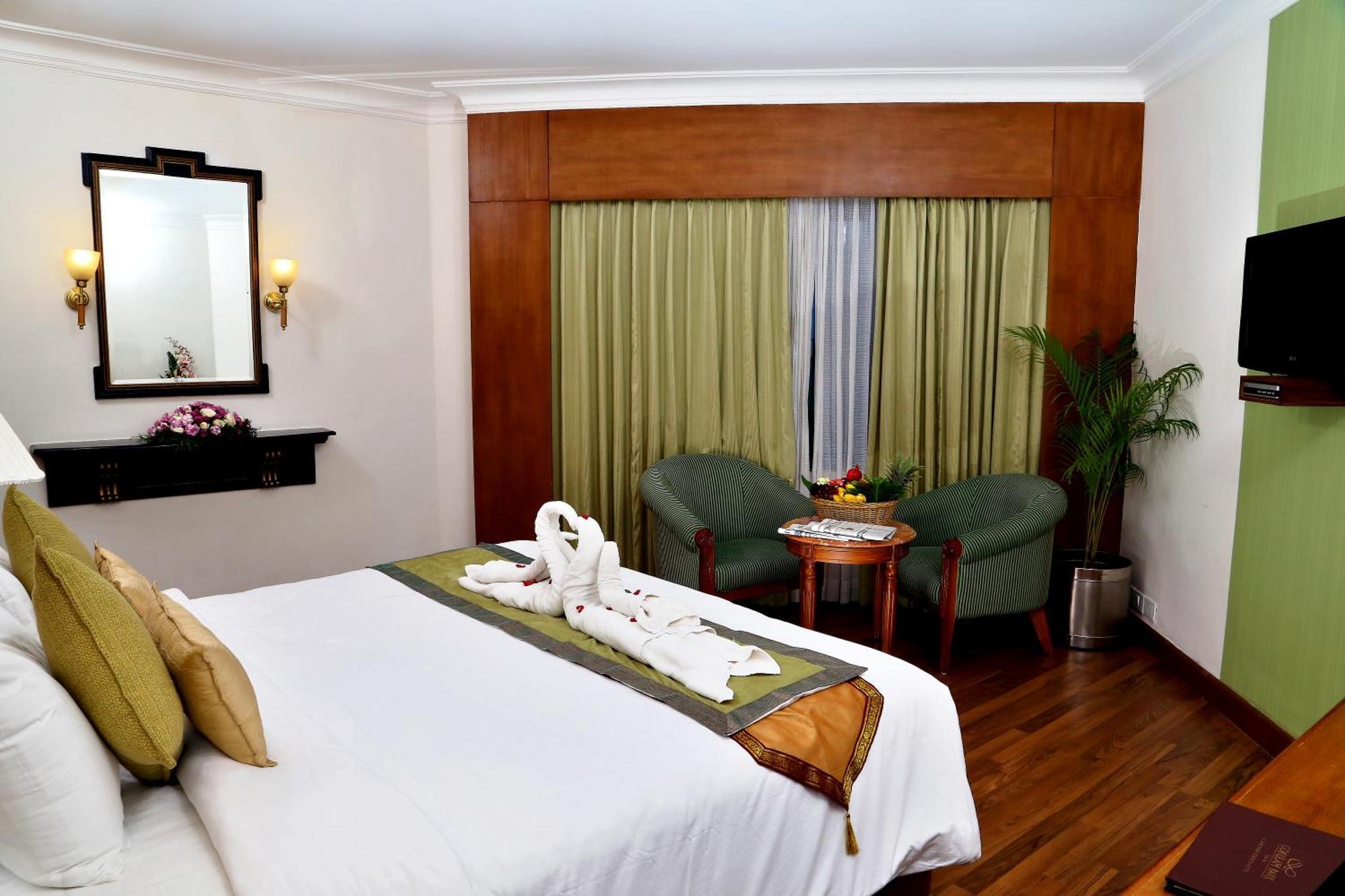 Gokulam Park Hotel Kochi Exterior foto
