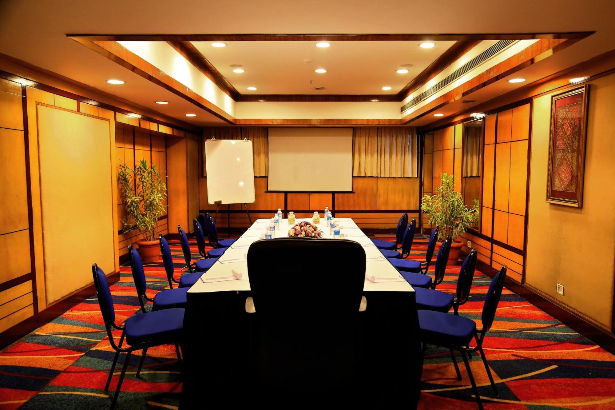 Gokulam Park Hotel Kochi Exterior foto